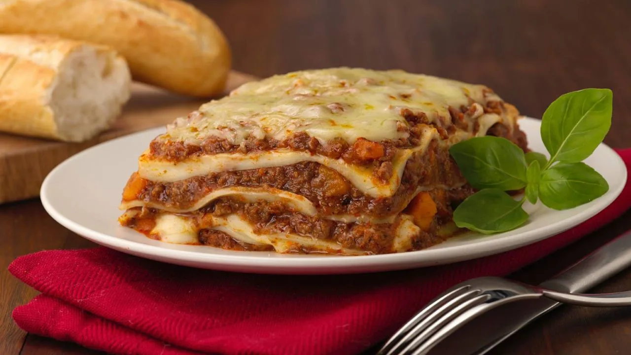 Lasanha a bolonhesa cremosa para um almoco especial