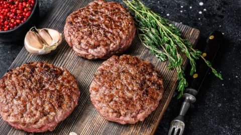 Receita de hamburguer caseiro artesanal para um lanche delicioso 3 hamburgues